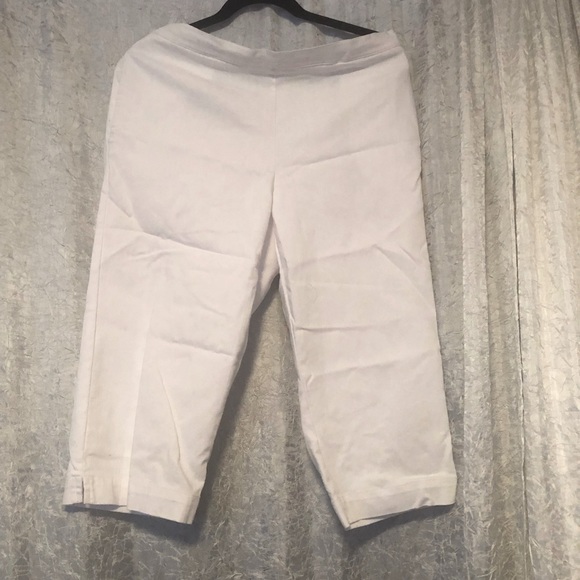 Alfred Dunner White Capris, Petite Size 10P, Elastic back Waistband - Picture 4 of 5